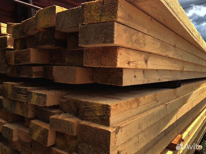 Прочные доски из сосны, надежное основание для стр