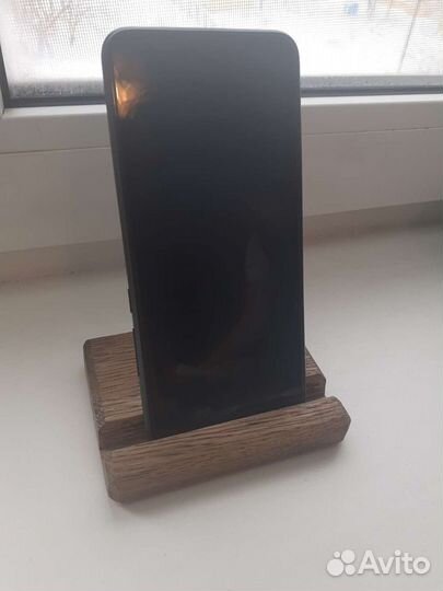 Деревянная подставка для телефона