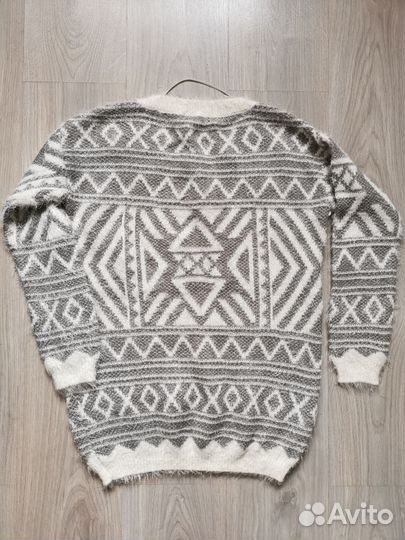 Свитер серый с орнаментом пушистый