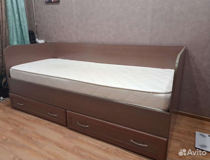 Стол и кровать