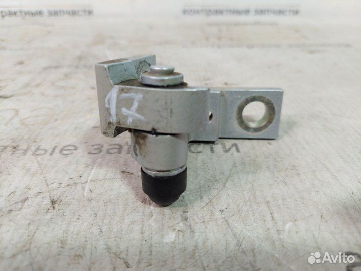 Петля двери задняя правая Volkswagen Passat B5+