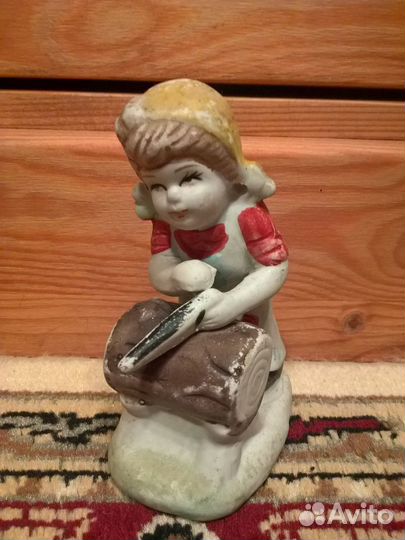 Фарфоровая статуэтка 