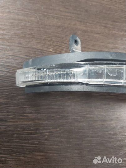 Поворотник правый Volkswagen Touareg NF 2010