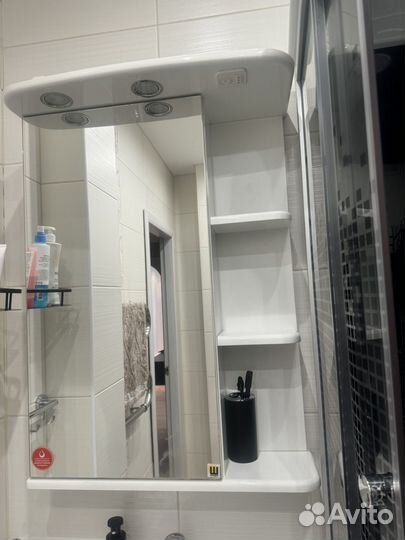 Подвесной шкаф с зеркалом и подсветкой