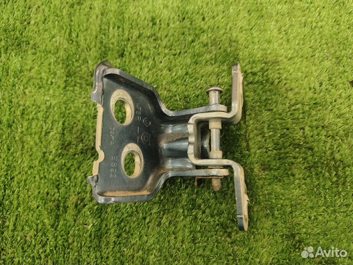 Петля задней левой двери нижняя Renault duster 1