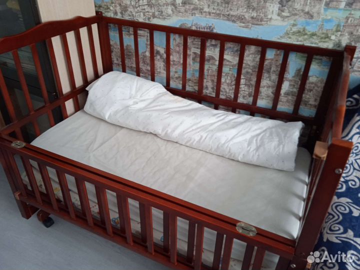 Детская кроватка с универсальным маятником