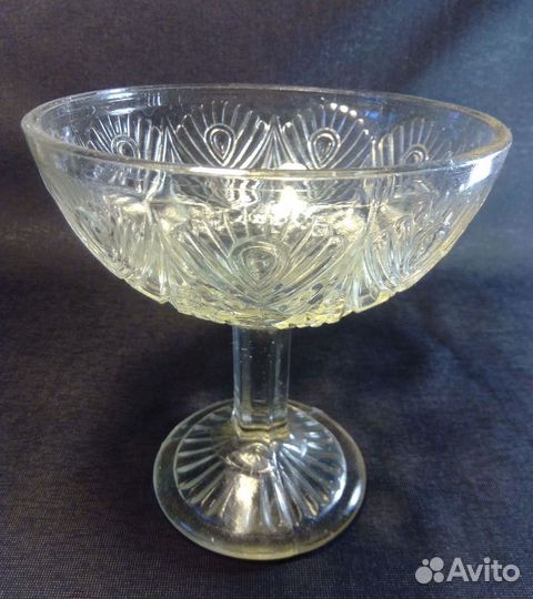 На ножке старенькая креманка