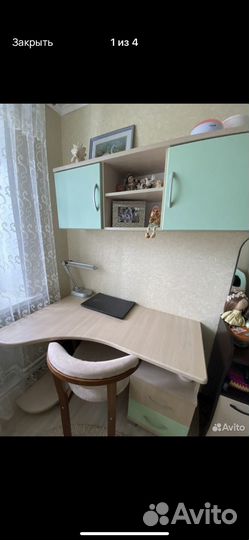 Письменный стол с навесной полкой