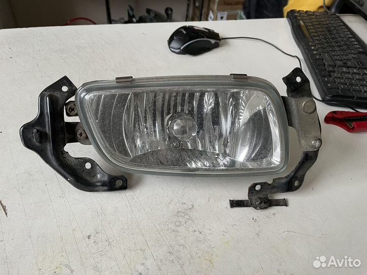 Фара правая противотуманная Mitsubishi Pajero 3