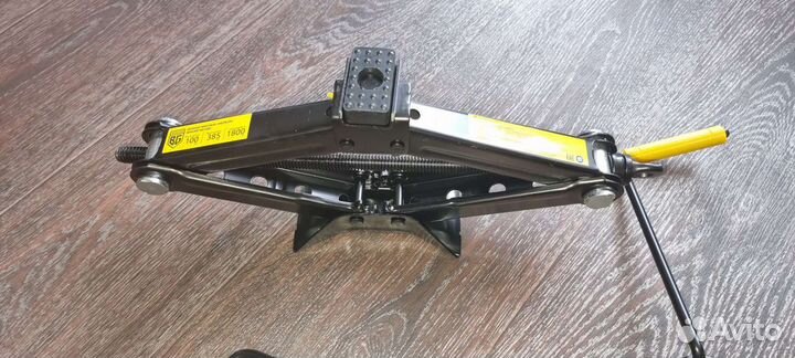 Домкрат винтовой меркур 1.8 тонны