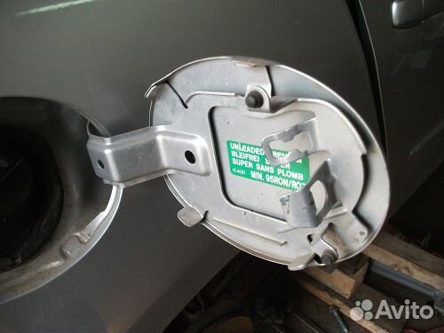 Мазда 3 вк 2006- лючек бензобака