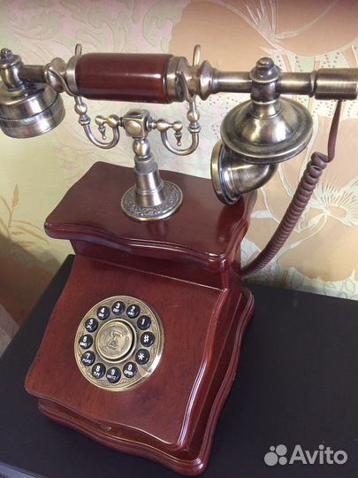 Ретро телефонный аппарат