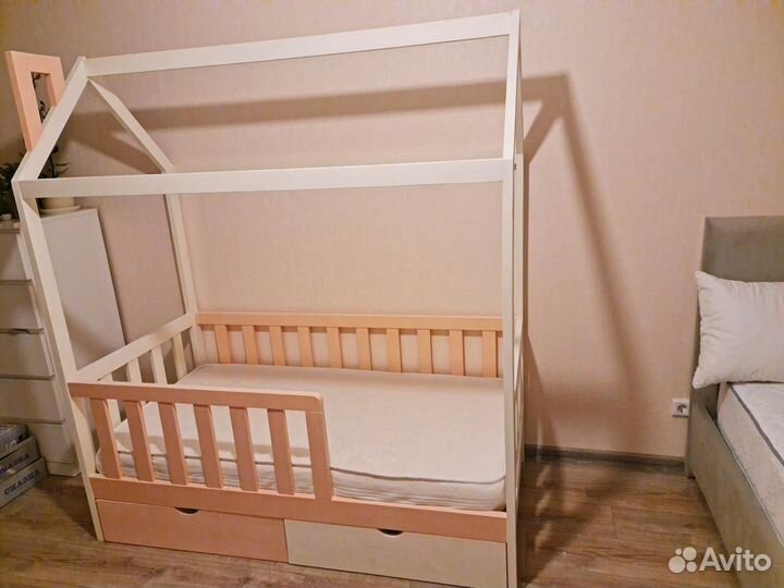 Детская кровать с бортиком