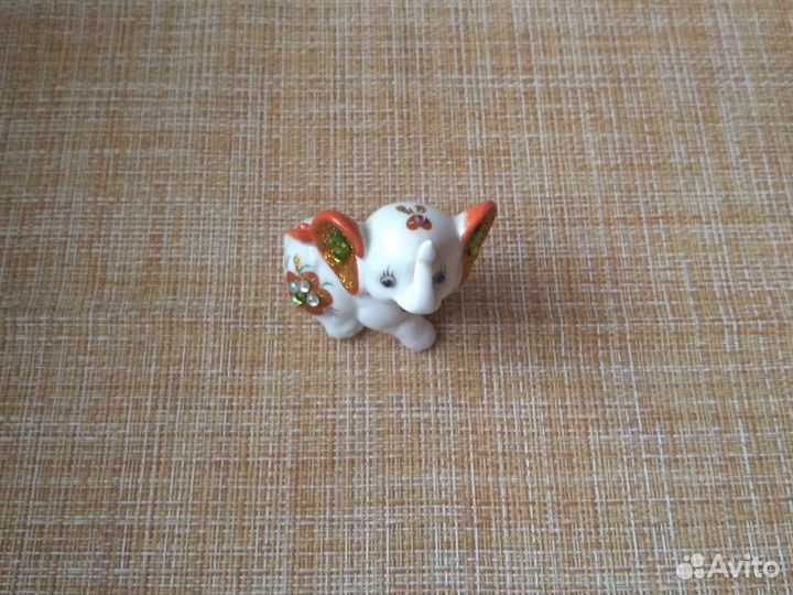 Фигурки слонов из фарфора