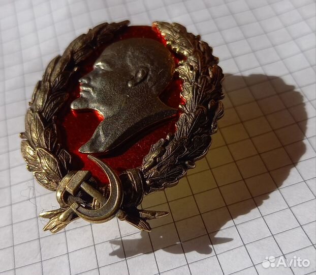 Значок. Ленин. В венке. Тяжелый. Эмаль
