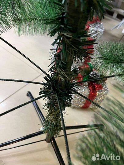 Елка искусственная с ягодами и шишками