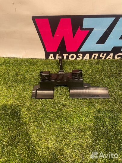 Кронштейн (крепление) правый Tesla Model Y 2023