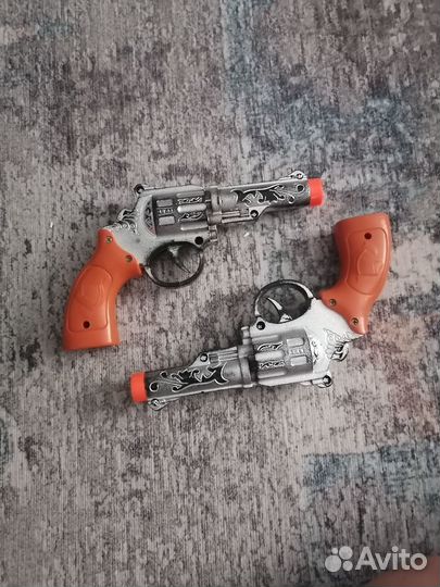 Игрушечные револьверы