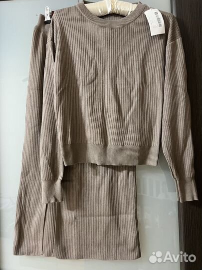 Костюм трикотажный с юбкой миди