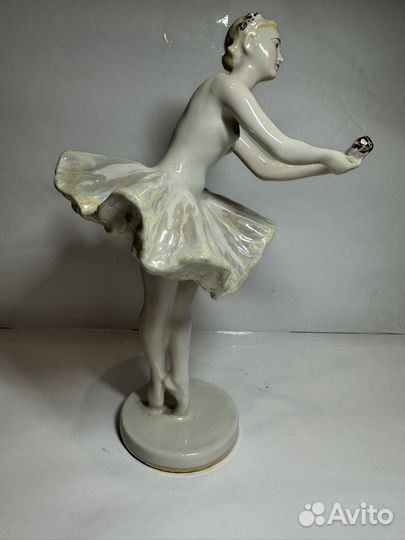 Балерина с цветком в руках