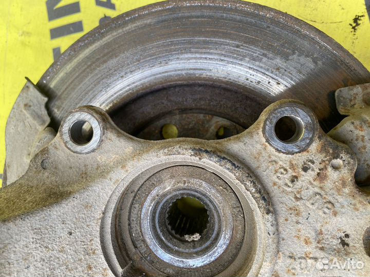 Передний левый кулак Opel Corsa D