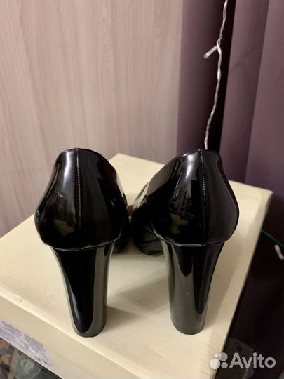 Туфли женские на каблуке лакированные 35 размер