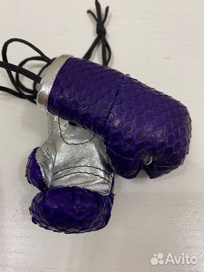 Перчатки подвеска в машину из кожи питона