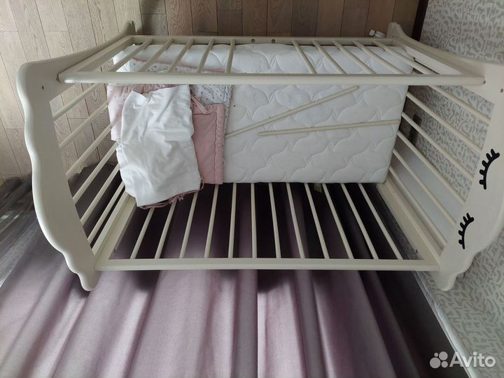 Детская кроватка на колесиках с матрасом