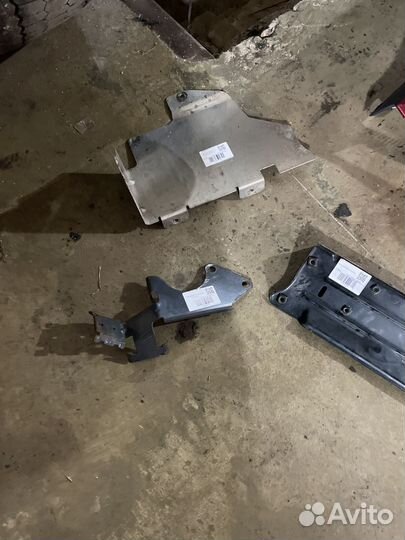 Кронштейн фары передней левой 2227578