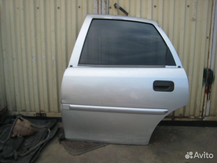Дверь задняя левая Opel Vectra B хэтчбек серебрист