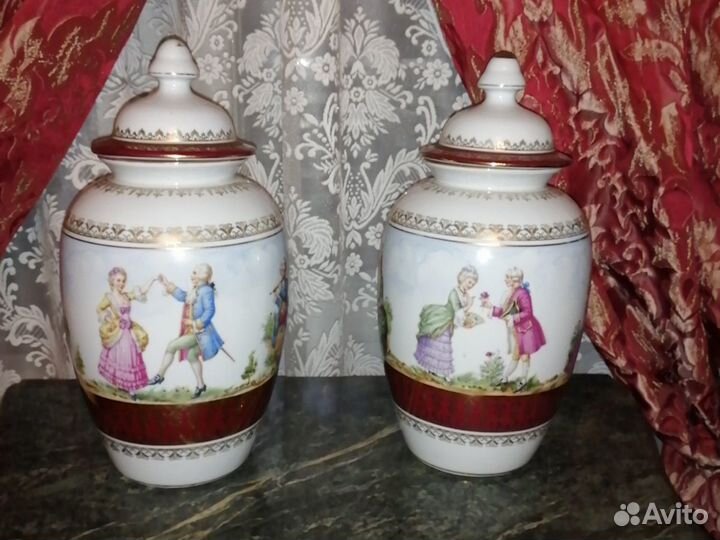 Парные фарфоровые вазы