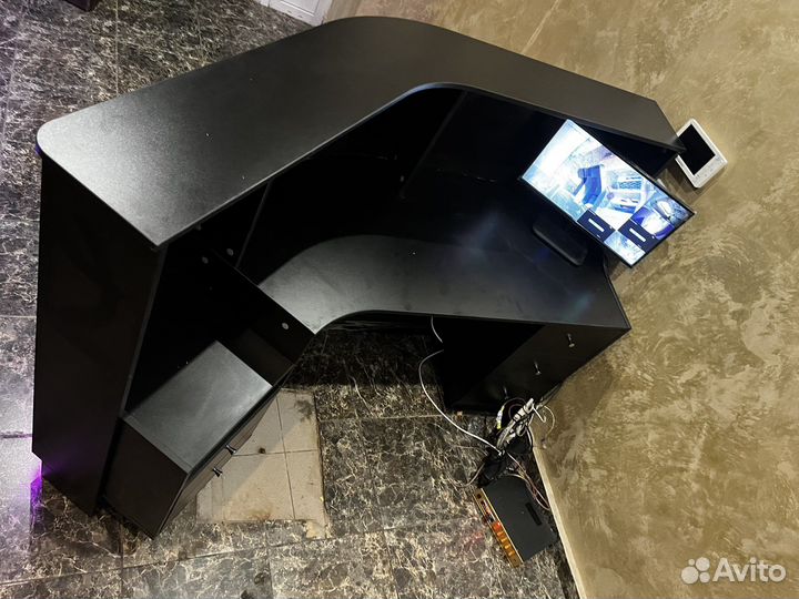 Новая стойка-Ресепшен. С глянцевым фасадом. Форма