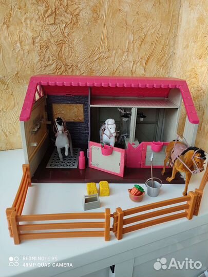 Конюшня lori с лошадьми