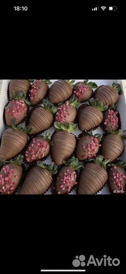 Клубника в шоколаде с цветами