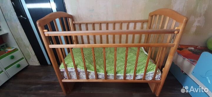 Детская кроватка с продольным маятником