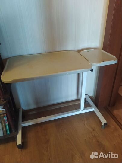Медицинский столик на колесиках