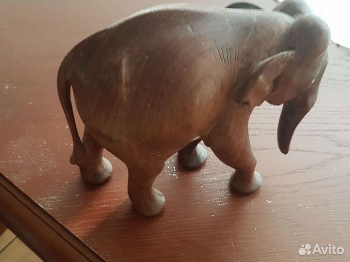 Слон из красного дерева