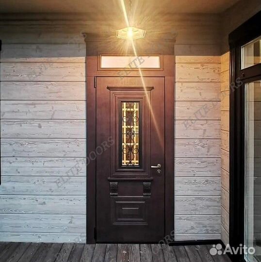 Уличная входная дверь с фрамугой