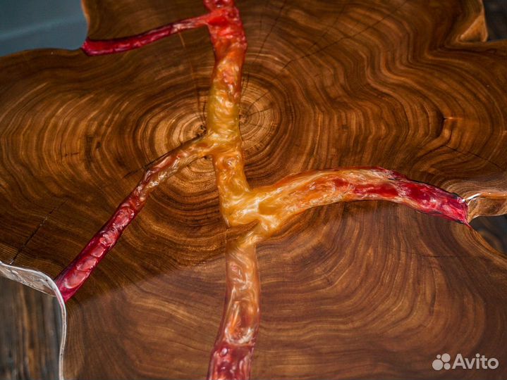 Журнальный столик из массива вяза и смолы