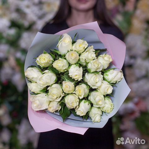25 белых роз в упаковке