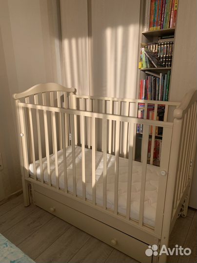 Детская кроватка с продольным маятником