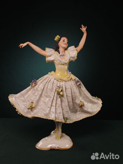 Кружевная фарфоровая статуэтка 