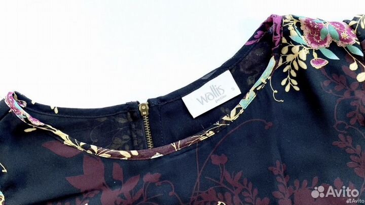 Блузки две разные - черная и в стиле барокко