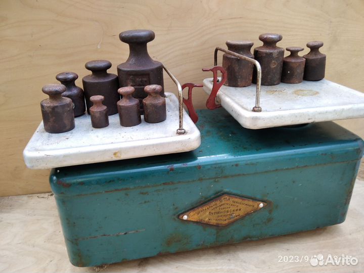 Старые весы с гирями