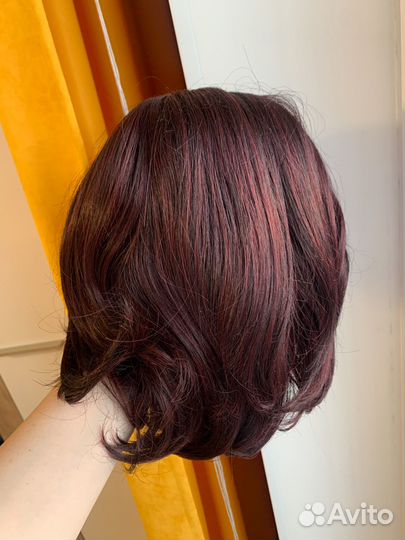 Бордовый парик каре