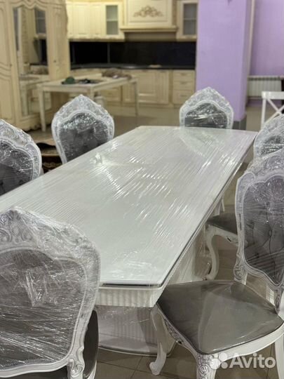 Стол и стулья