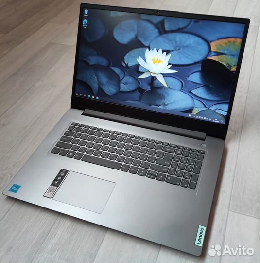 Lenovo как новый/Дисплей 17.3/Intel\SSD 256/ozu 8
