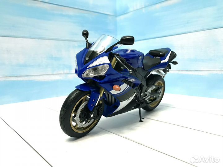 Модель мотоцикла Yamaha YZF R1 1:10