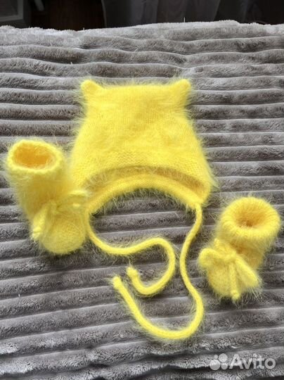 Комплект шапка Kitty и пинетки (носочки )