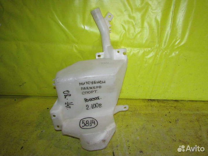 Бачок омывателя паджеро спорт. Pajero Sport 2 бачок омывателя. Мицубиси Паджеро спорт 2011 бачок омывателя переднего стекла. Бачок омывателя Паджеро спорт 2 бампер.